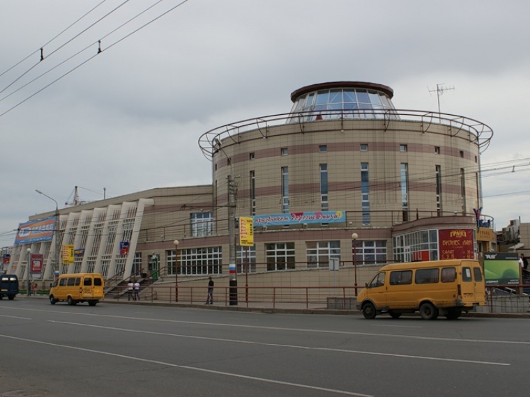 Торговый комплекс «Летур» в центре Омска начали распродавать за долги #Экономика #Омск