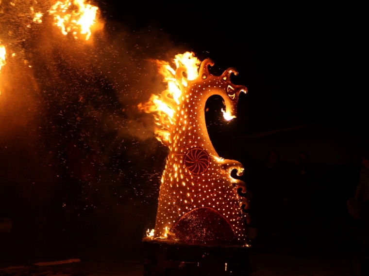 Конь-огонь и пылающая птица: омские керамисты рассказали о тайне горящих скульптур #Культура #Омск