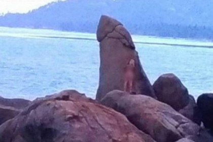 Голая туристка на трехметровом каменном пенисе возмутила его почитателей #Жизнь #Новости #Сегодня