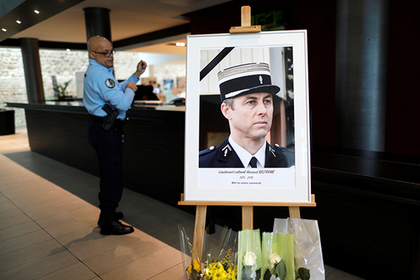 Имя пожертвовавшего собой полицейского отказались увековечивать из-за мигрантов #Мир #Новости #Сегодня