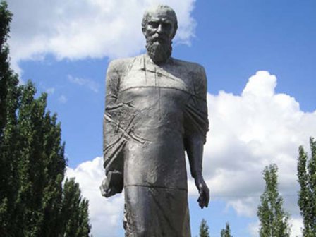 Памятник известному русскому писателю Ф.М. Достоевскому (Омск)