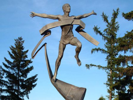 Скульптура «Бегущий человек» (Омск)