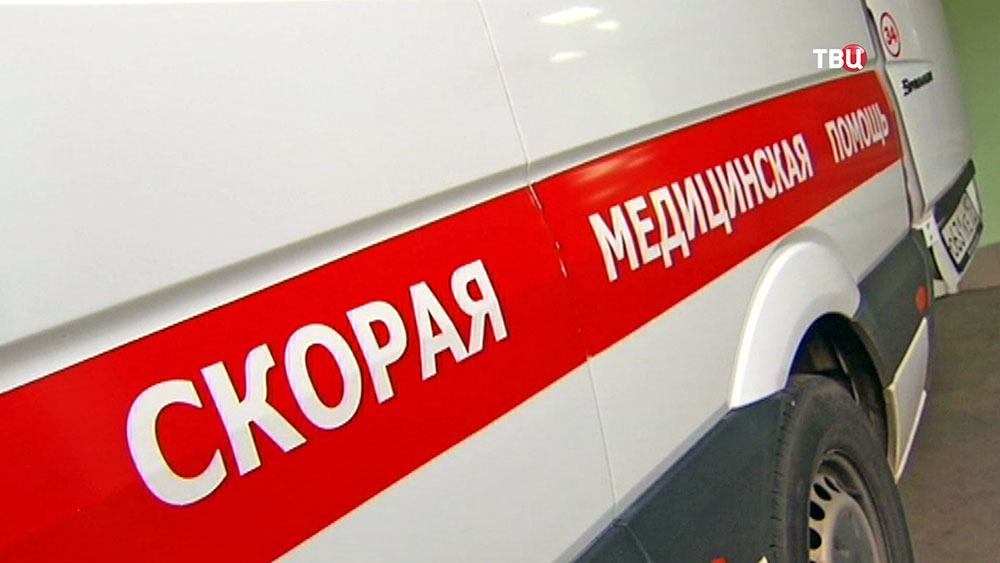 Авария в Омске на улице Коммунальная: Mercedes врезался в гараж