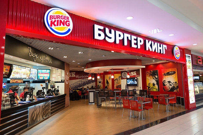 Burger King оплатит лечение омичке, на которую упал рекламный стакан