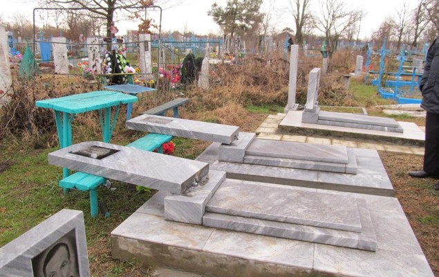 В Омской области пятиклассники устроили погром на кладбище