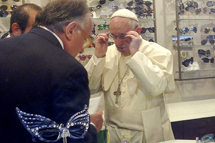 Папа Римский сам купил очки в римском магазине оптики