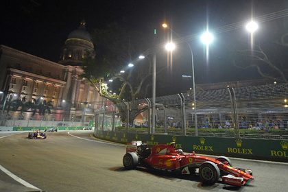 Фанат прогулялся по трассе «Формулы-1» во время гонки в Сингапуре