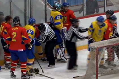 Матч с участием сборной Украины по хоккею завершился массовой дракой