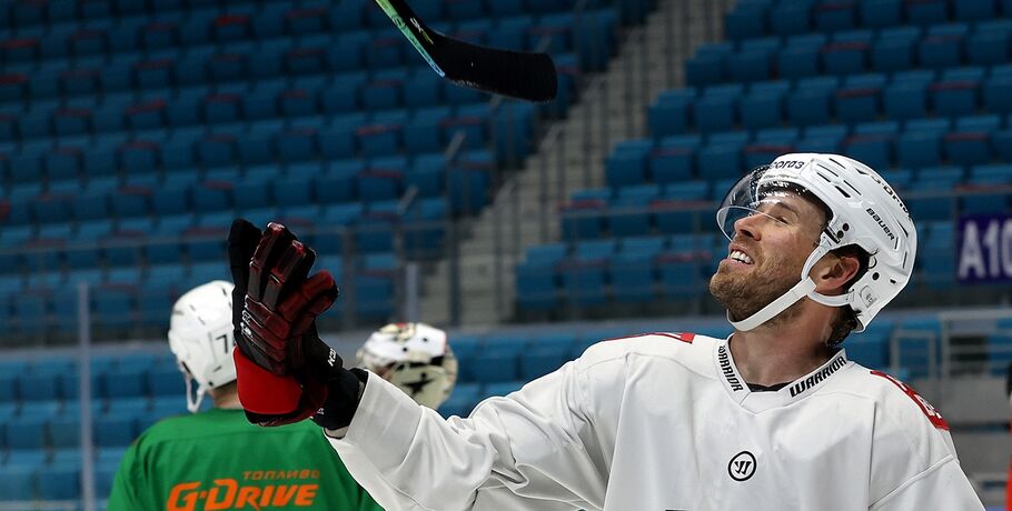 Хоккеист "Авангарда" ответил на каверзные вопросы #Спорт #Новости