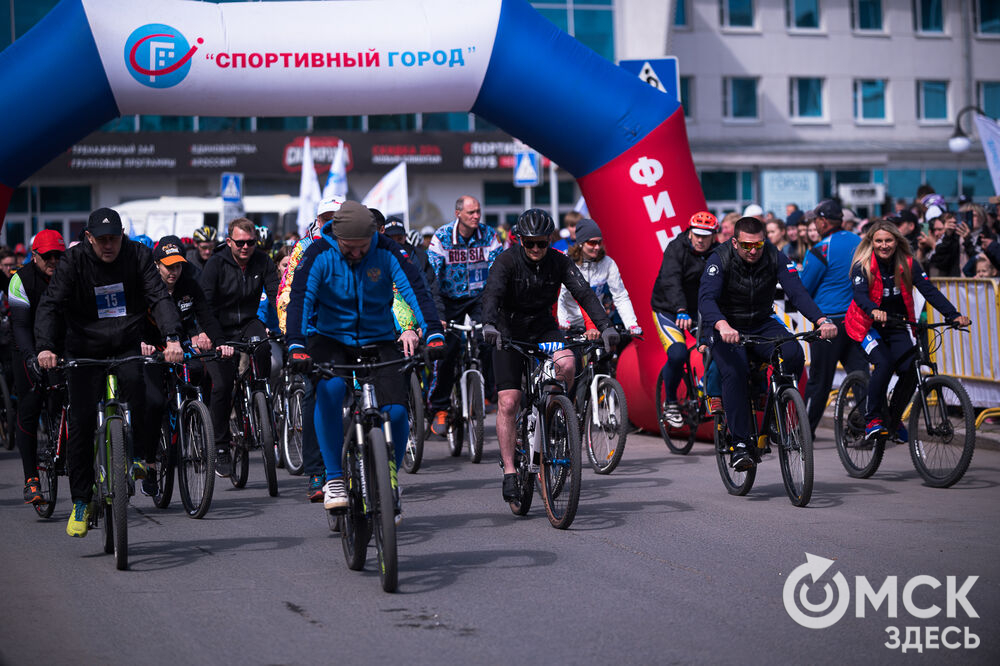 Тысячи омичей проехали по центру города на великах #Спорт #Новости