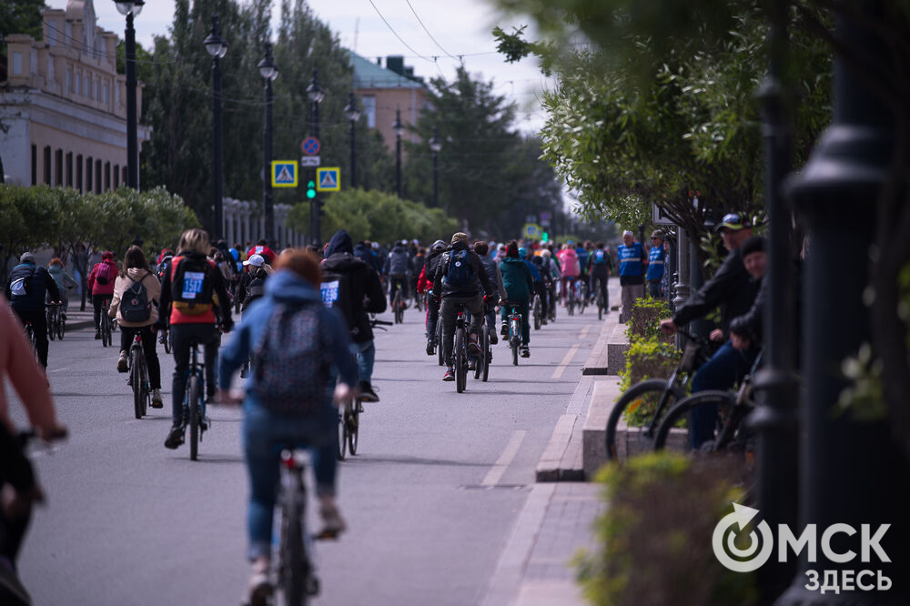 Тысячи омичей проехали по центру города на великах #Спорт #Новости