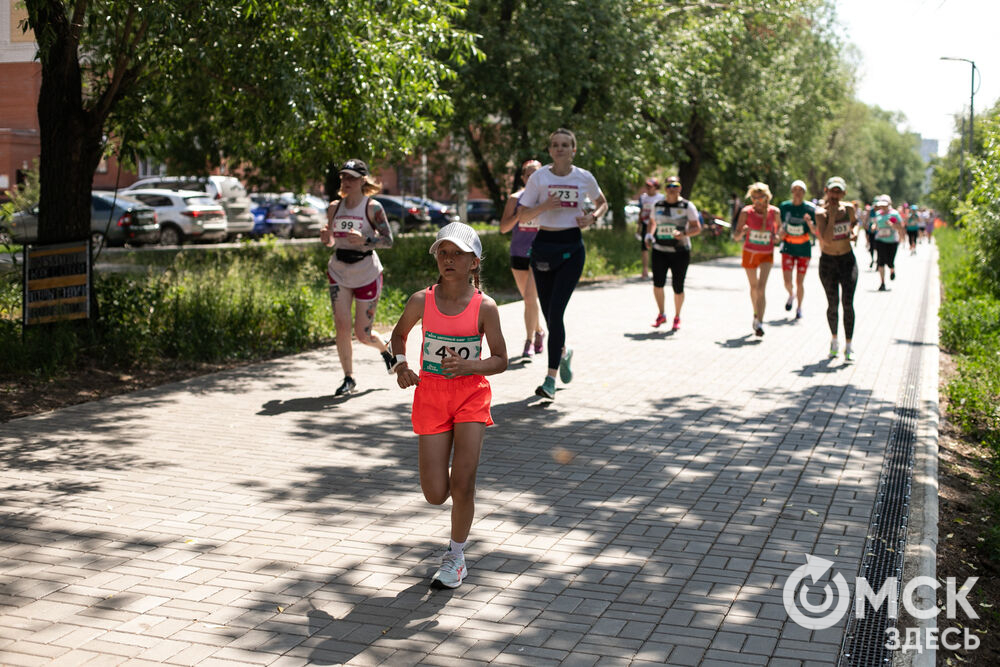 Красиво бегут! Омички вышли на Цветочный забег #Спорт #Новости