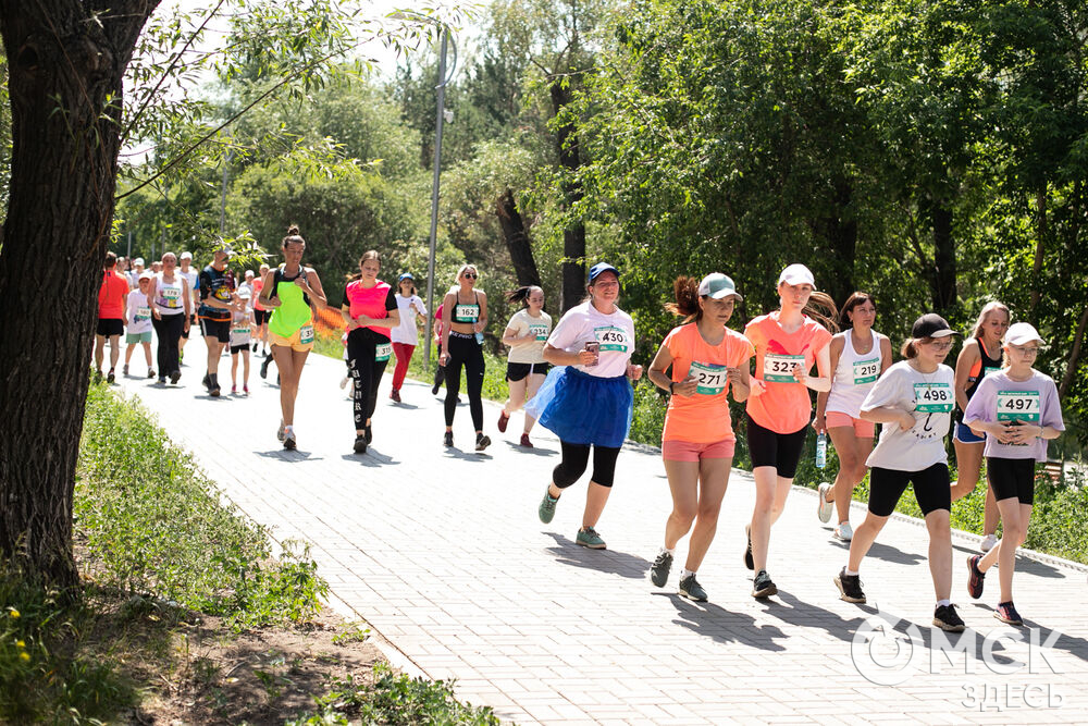 Красиво бегут! Омички вышли на Цветочный забег #Спорт #Новости