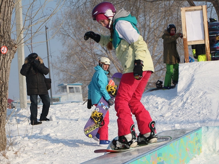 День снега в Омске: метание валенка, выступление сноубордистов и катание на нартах #Культура #Омск
