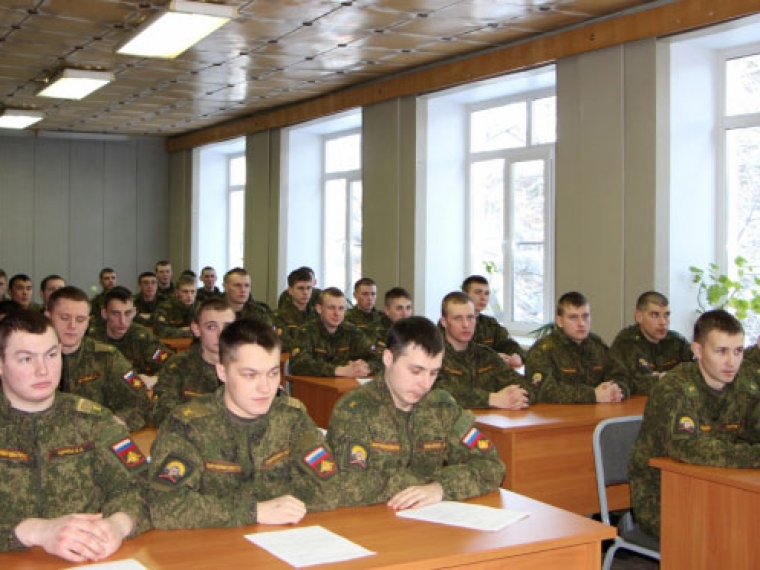Омские курсанты-танкисты изучают технику прямо в цехах #Экономика #Омск