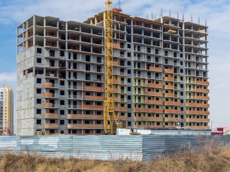 Прокуратура в суде потребовала достроить дом на Левобережье Омска #Экономика #Омск