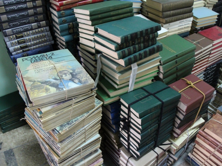 Омичи собрали для сгоревшей в Тевризском районе библиотеки 12 тысяч книг #Культура #Омск