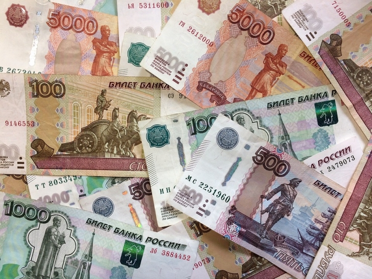 Омичи стали реже расплачиваться поддельными сторублевками #Экономика #Омск