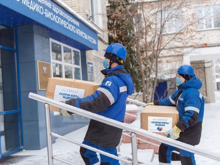 «Газпром нефть» передала омским медикам семь тысяч защитных костюмов #Экономика #Омск