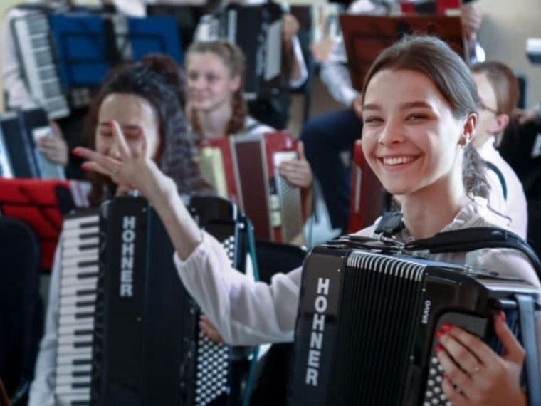 В омских детских школах искусств рассказали о самых востребованных музыкальных инструментах и оборудовании для художников #Культура #Омск