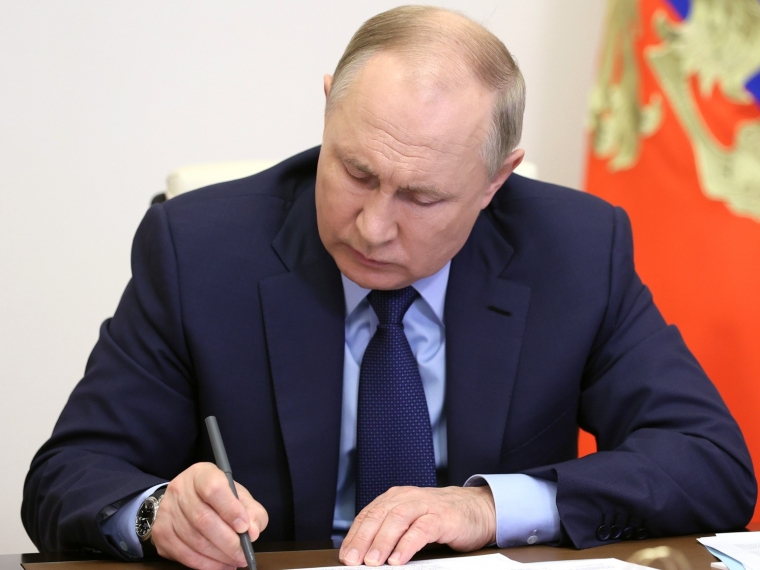 Путин поручил поставлять газ в недружественные страны только за рубли #Экономика #Омск
