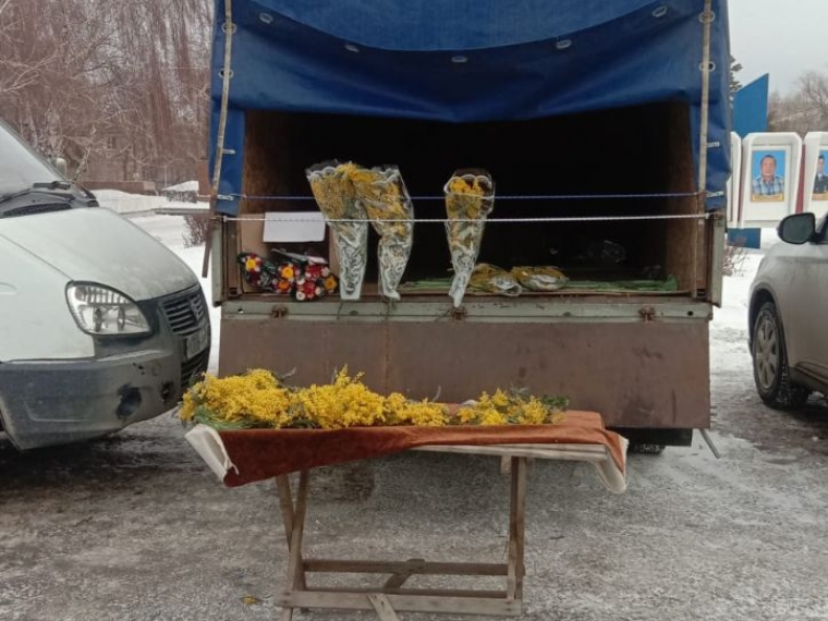 На Левобережье Омска в канун 8 Марта проверяют нелегальных торговцев цветами #Экономика #Омск