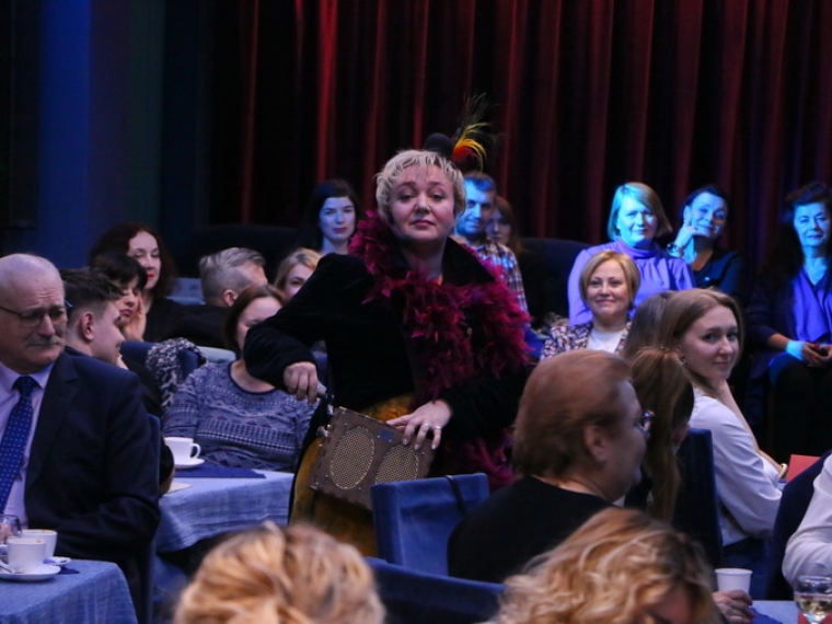 На омском фестивале «ЧАТ» чеховская Шарлотта Ивановна рассказала о своей невероятной судьбе #Культура #Омск