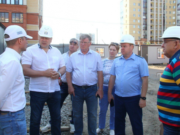 В Омске из-за нехватки кадров затягивается строительство школы и дома для переселенцев #Экономика #Омск