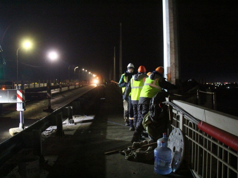 На отремонтированной части Ленинградского моста установили 28 опор освещения и контактной сети #Экономика #Омск