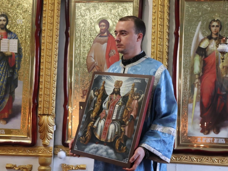Копии трех редких икон, отреставрированных в Омске, передали в Стаханов #Культура #Омск