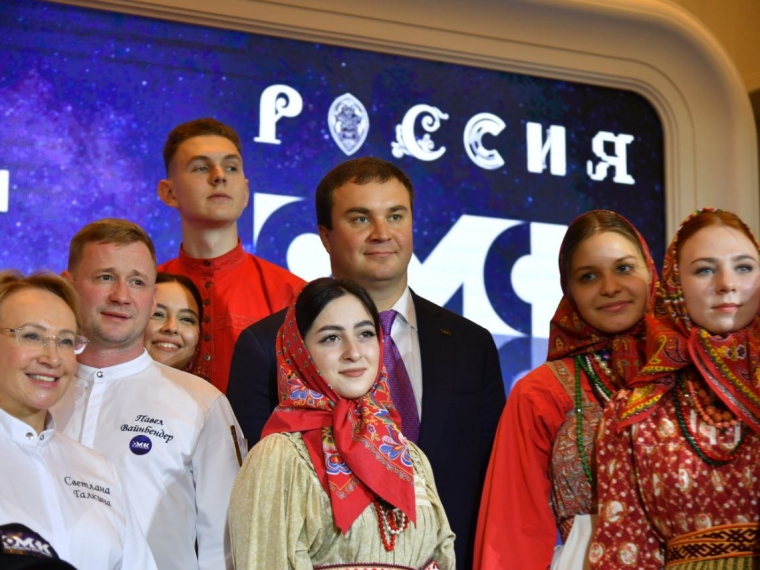 Виталий Хоценко на форуме в Москве напомнил, что гостей сибиряки всегда встречают щедро накрытым столом #Экономика #Омск