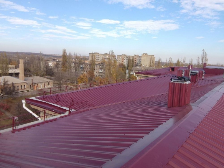Омские строители в Стаханове завершают капремонт крыши роддома #Экономика #Омск