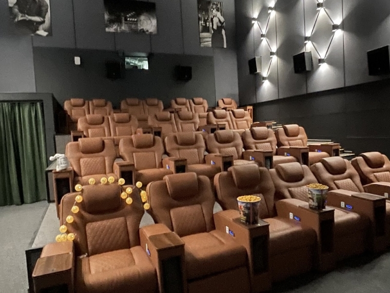 В омском кинотеатре «Слава» открыли зал с креслами, в которые встроена автоматическая система #Культура #Омск