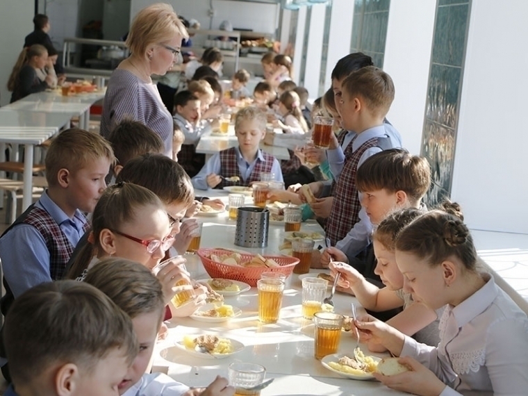 Виталий Хоценко распорядился выделить деньги на горячее питание школьников и поддержку семей участников СВО #Экономика #Омск
