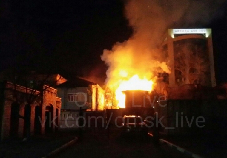В Омске ночью подожгли памятник деревянного зодчества #Культура #Омск