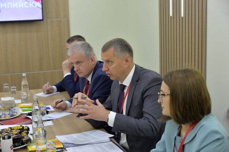 Второй день работы ПМЭФ для омской делегации начался со встречи с белорусскими коллегами #Экономика #Омск