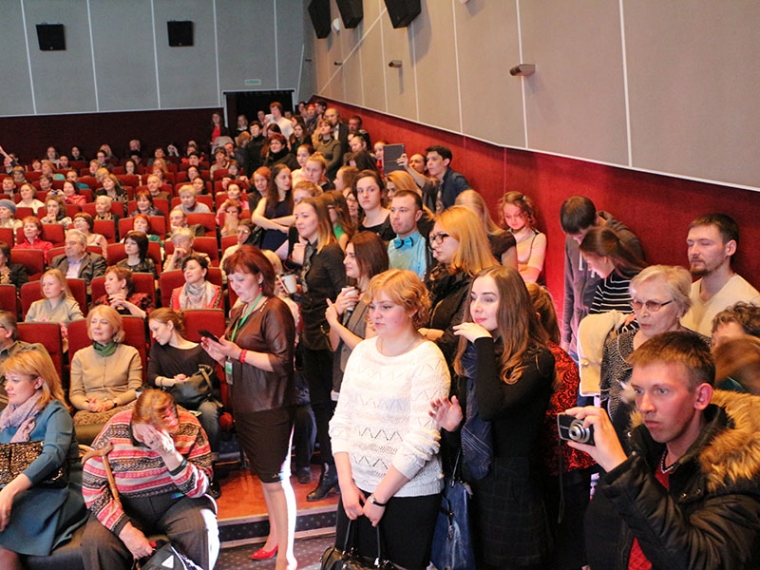 Кинофестиваль в Омске открыли «Две женщины» с Рэйфом Файнсом #Культура #Омск