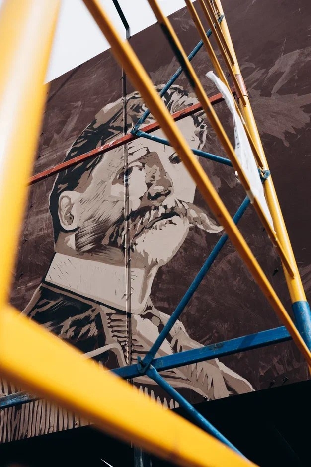 На Левобережье портреты известных омичей украсили стройплощадку жилого района #Культура #Омск