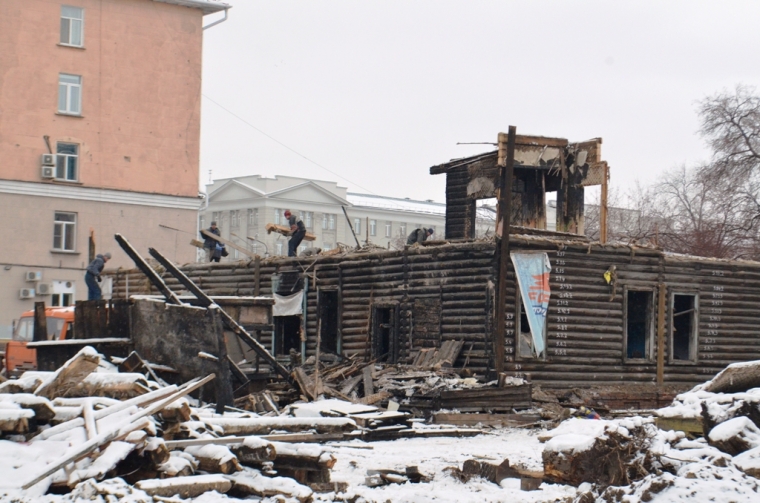 В Омске два памятника деревянного зодчества приспособят под магазин с офисами #Экономика #Омск