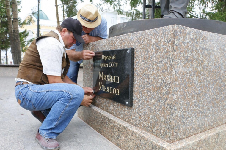 Возле Омского драмтеатра установили памятник Михаилу Ульянову #Культура #Омск