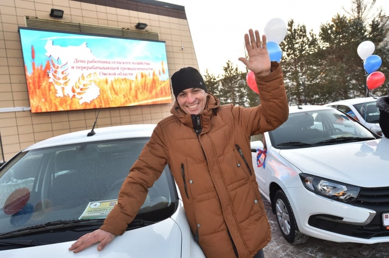 Лучшим аграриям Омской области вручили ключи от автомобилей #Экономика #Омск