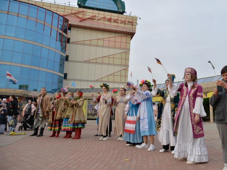 Фестиваль «В гостях у “Арлекина”» в Омске открыли красочным парадом по улицам города #Культура #Омск