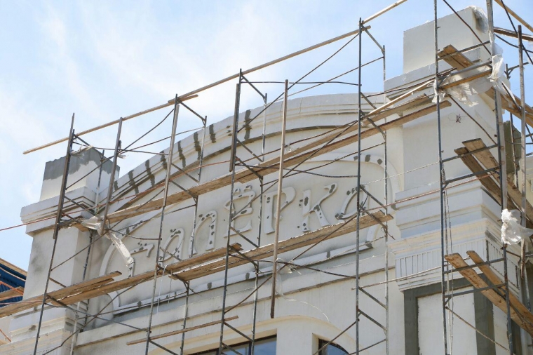 Строители пообещали Александру Буркову сдать театр «Галерка» к 1 сентября #Культура #Омск