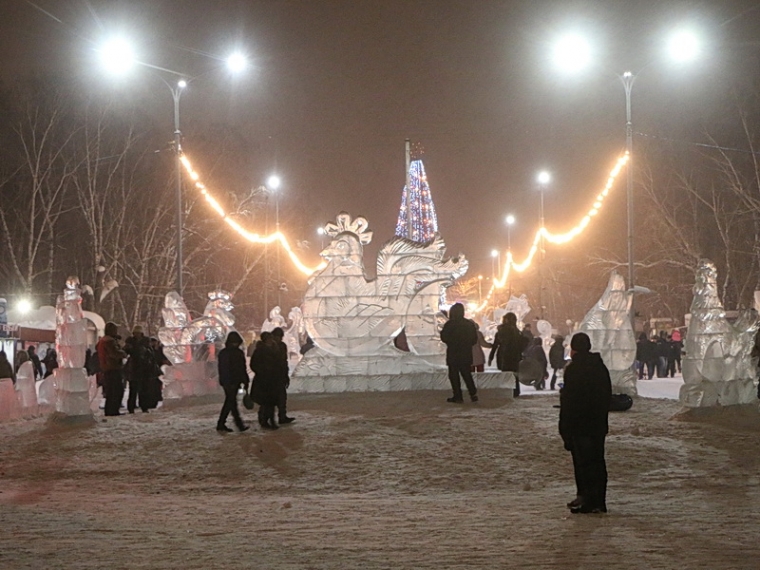 В Омске зажгли елку в парке им.30-летия ВЛКСМ #Культура #Омск