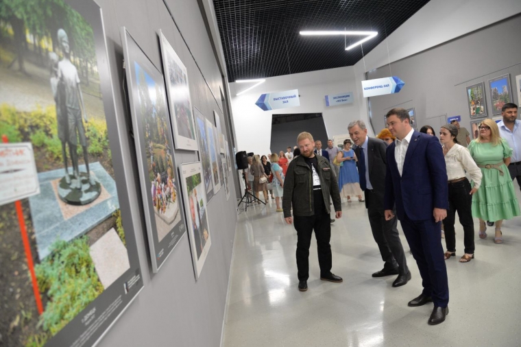 «Эти фотографии отражают действительность» — Виталий Хоценко побывал на открытии выставки Александра Малькевича #Культура #Омск