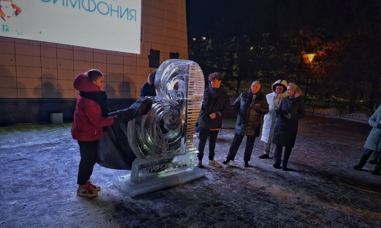 В центре Омска появилась первая ледяная скульптура — большое сердце #Культура #Омск