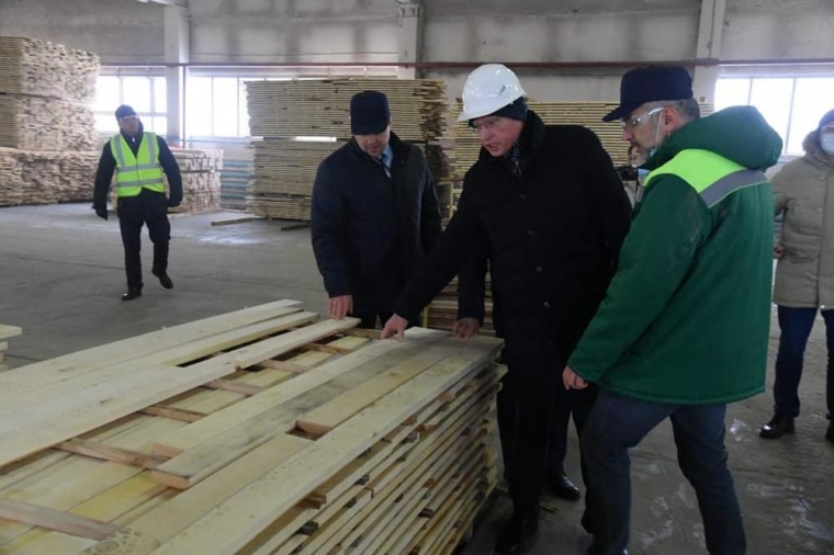 Александр Бурков оценил перезапуск омского деревообрабатывающего завода #Экономика #Омск