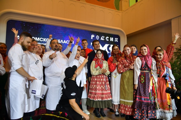 Виталий Хоценко на форуме в Москве напомнил, что гостей сибиряки всегда встречают щедро накрытым столом #Экономика #Омск