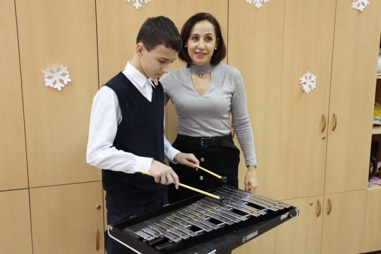 Рояль с «теплым» звуком и домры ручной работы: омская школа искусств № 4 получила новые инструменты #Культура #Омск