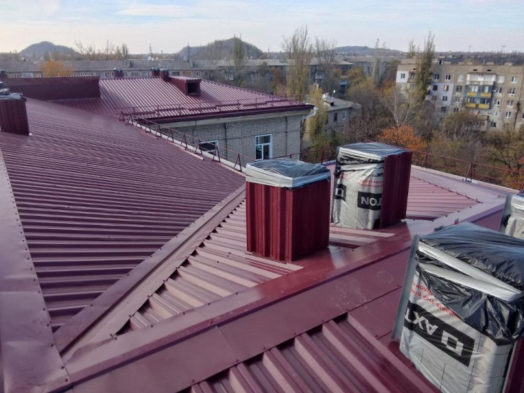 Омские строители в Стаханове завершают капремонт крыши роддома #Экономика #Омск